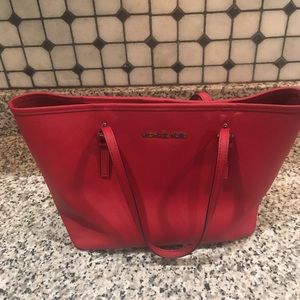 Michael Kors jet set tote 👜 lipstick red😊